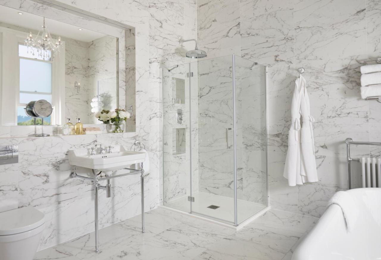 ホテル バーセン ハウス バース エクステリア 写真 A modern bathroom