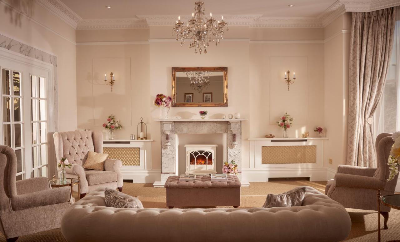 ホテル バーセン ハウス バース エクステリア 写真 A living room with a fireplace