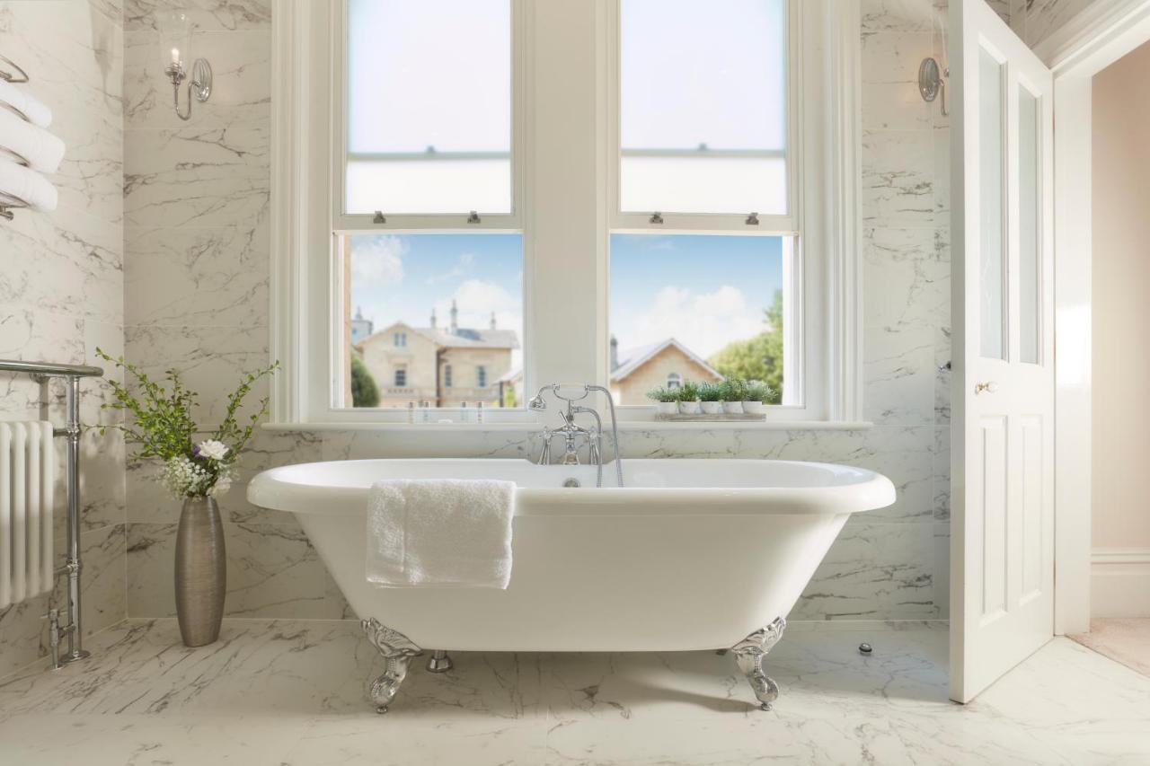 ホテル バーセン ハウス バース エクステリア 写真 A freestanding bathtub