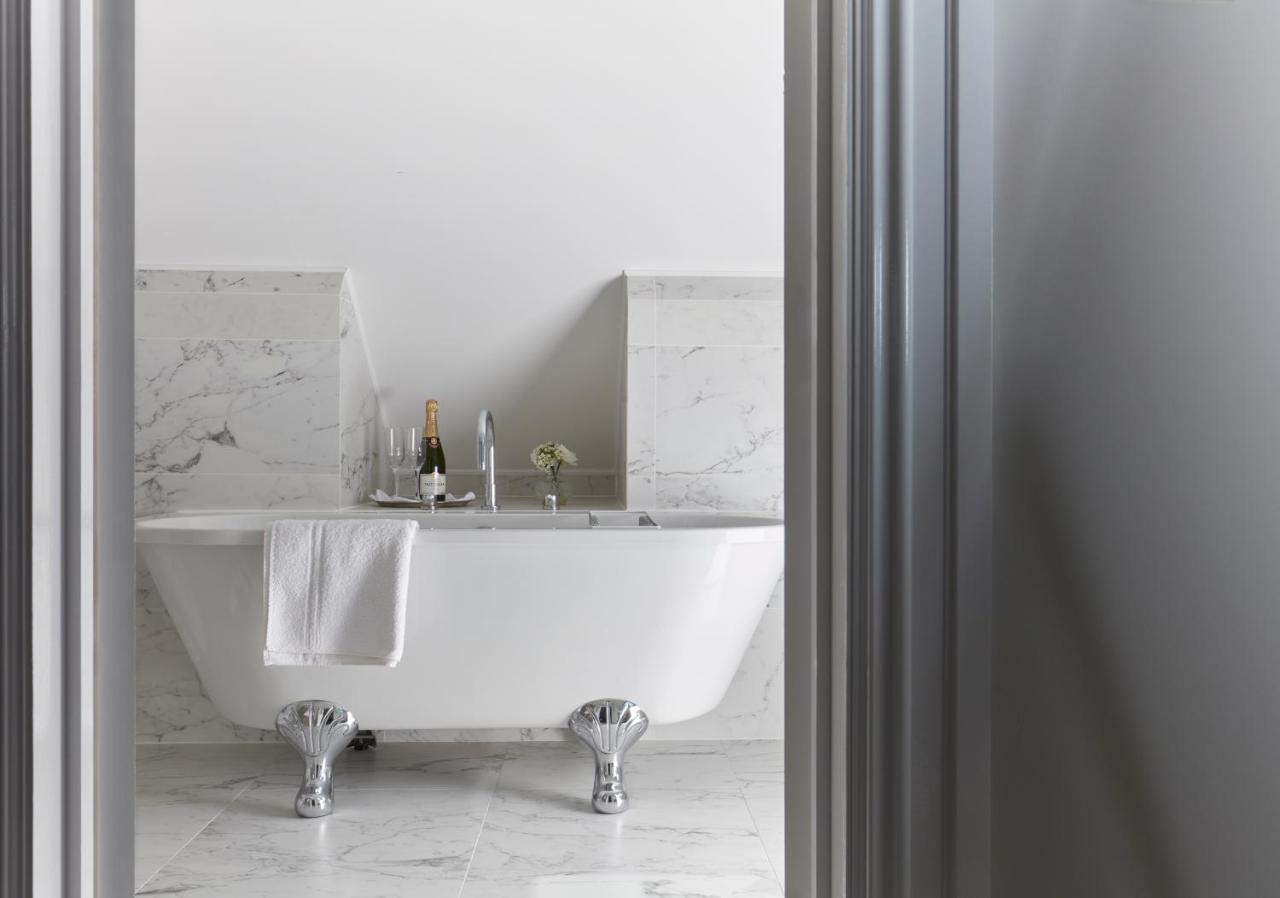 ホテル バーセン ハウス バース エクステリア 写真 A freestanding bathtub