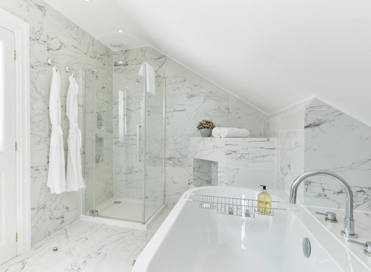 ホテル バーセン ハウス バース エクステリア 写真 A modern bathroom