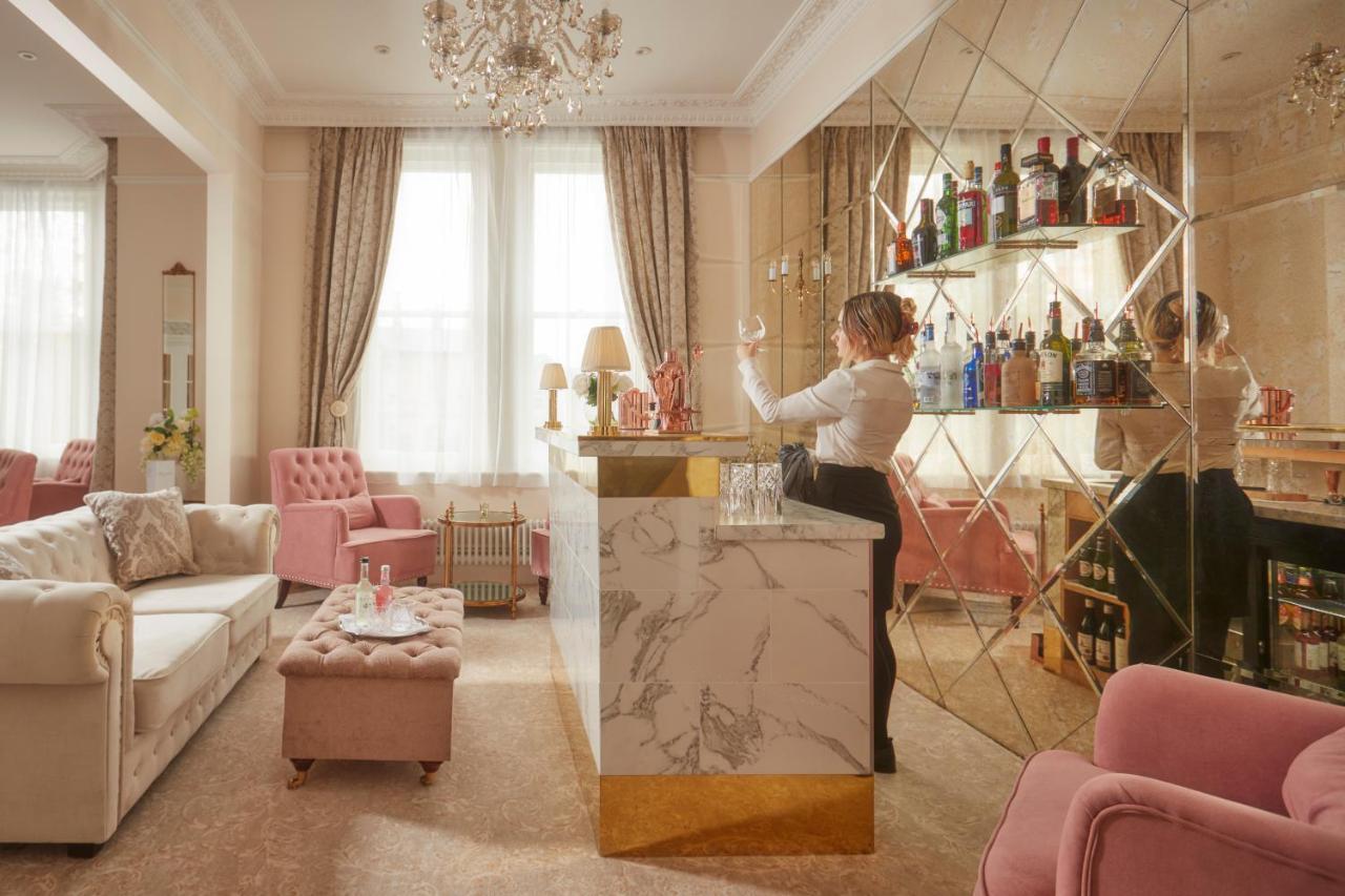 ホテル バーセン ハウス バース エクステリア 写真 The bar at the Hotel de Crillon