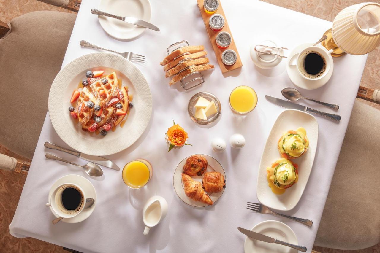 ホテル バーセン ハウス バース エクステリア 写真 A breakfast table
