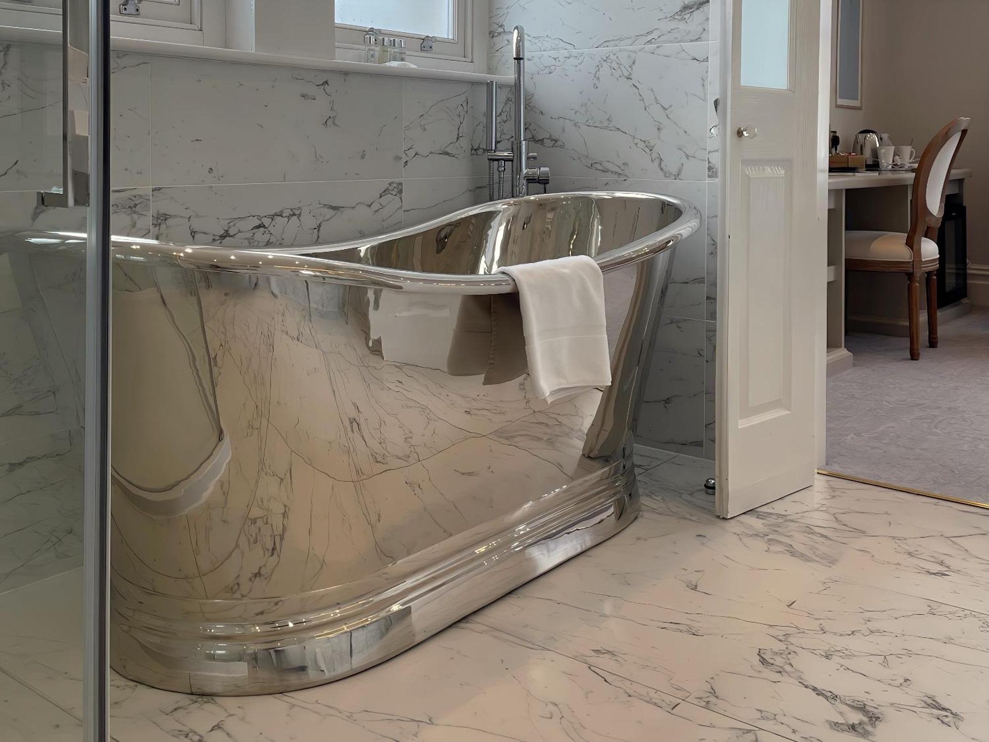 ホテル バーセン ハウス バース 部屋 写真 A freestanding bathtub