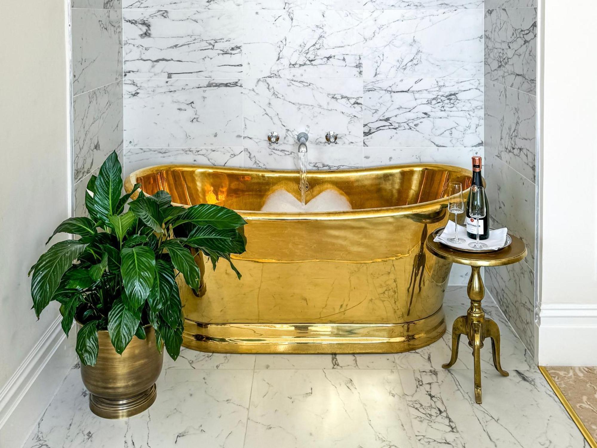 ホテル バーセン ハウス バース 部屋 写真 A freestanding copper bathtub