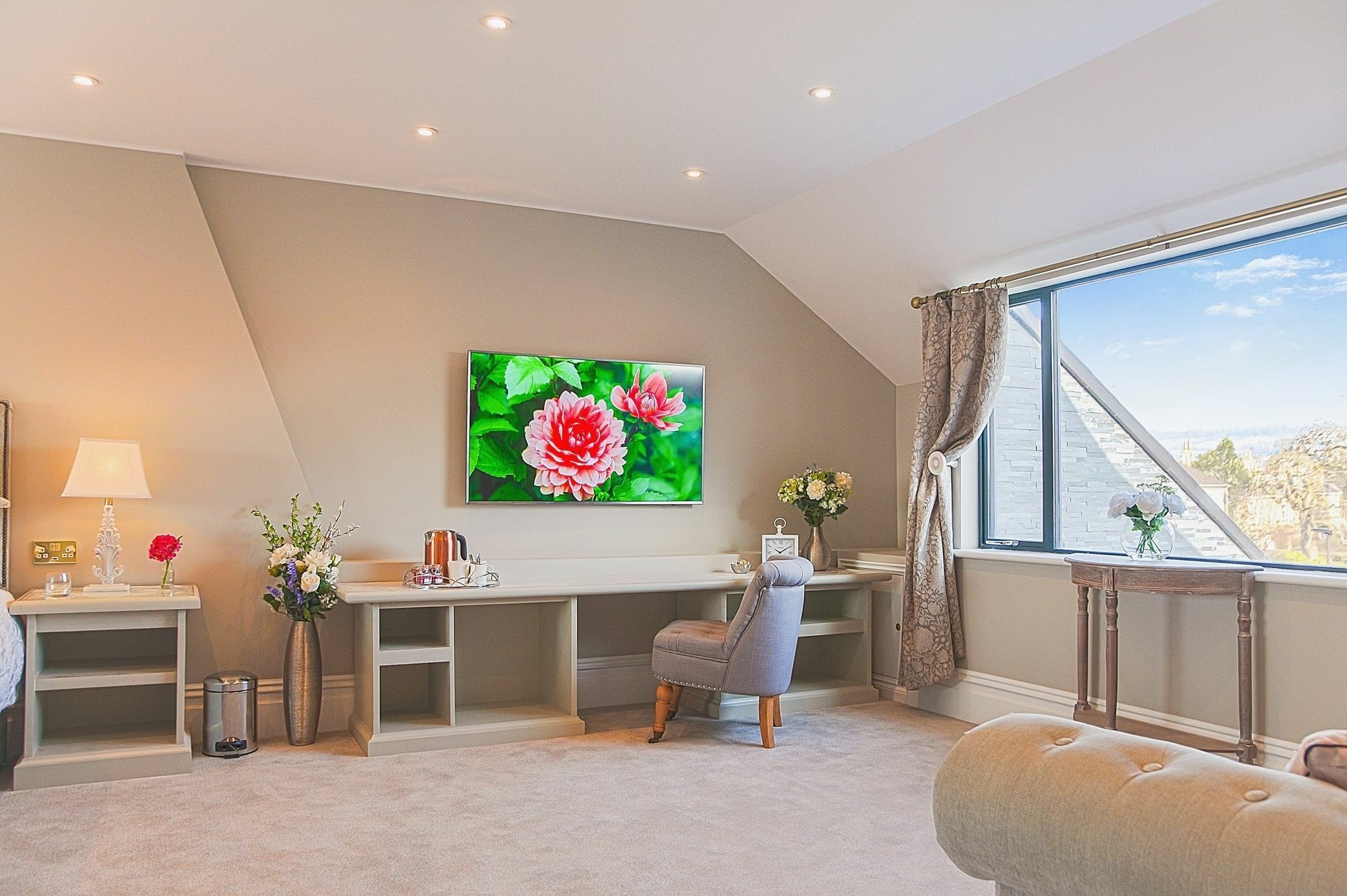 ホテル バーセン ハウス バース エクステリア 写真 A room with a TV